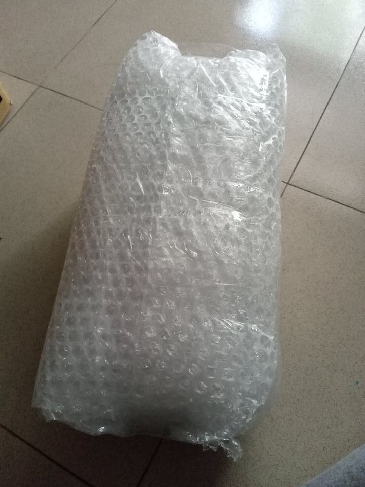 Thích bình pha cold brew của Hario đã lâu nhưng nhân dịp khuyến mãi mới dám mua.
Gói hàng chuyển đến tay đóng gói rất cẩn thận, chắc do là hàng dễ vỡ nên shop quấn mấy lớp chống sốc lận.
Người con gái hí hửng thử ủ ngay mẻ cafe cold brew đầu tay. Kết quả màu quá xuất sắc, vị hơi nhạt do chưa cân đúng định lượng ? lưới lọc siêu chuẩn, không để lọt hạt cafe nào. 
Trời nóng nhâm nhi tách cafe lạnh ta nói không còn gì bằng ❄️