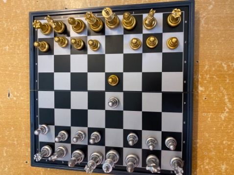 Quân cờ thiết kế đẹp, cầm nhẹ tay. Có đủ hàng chữ và hàng số. Giao hàng đúng hẹn, gói hàng siêu cẩn thận.