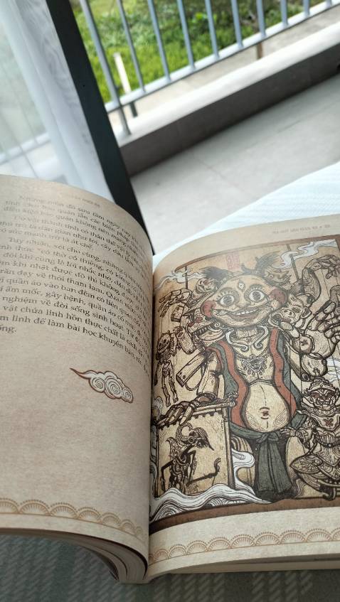 Sách quá đẹp luôn :o hình minh hoạ bao đẹp, giấy màu ngả vàng, mịn, sờ cực thích, nội dung không quá đặc sắc nhưng cũng có tính tổng hợp, đáng tiền ^^