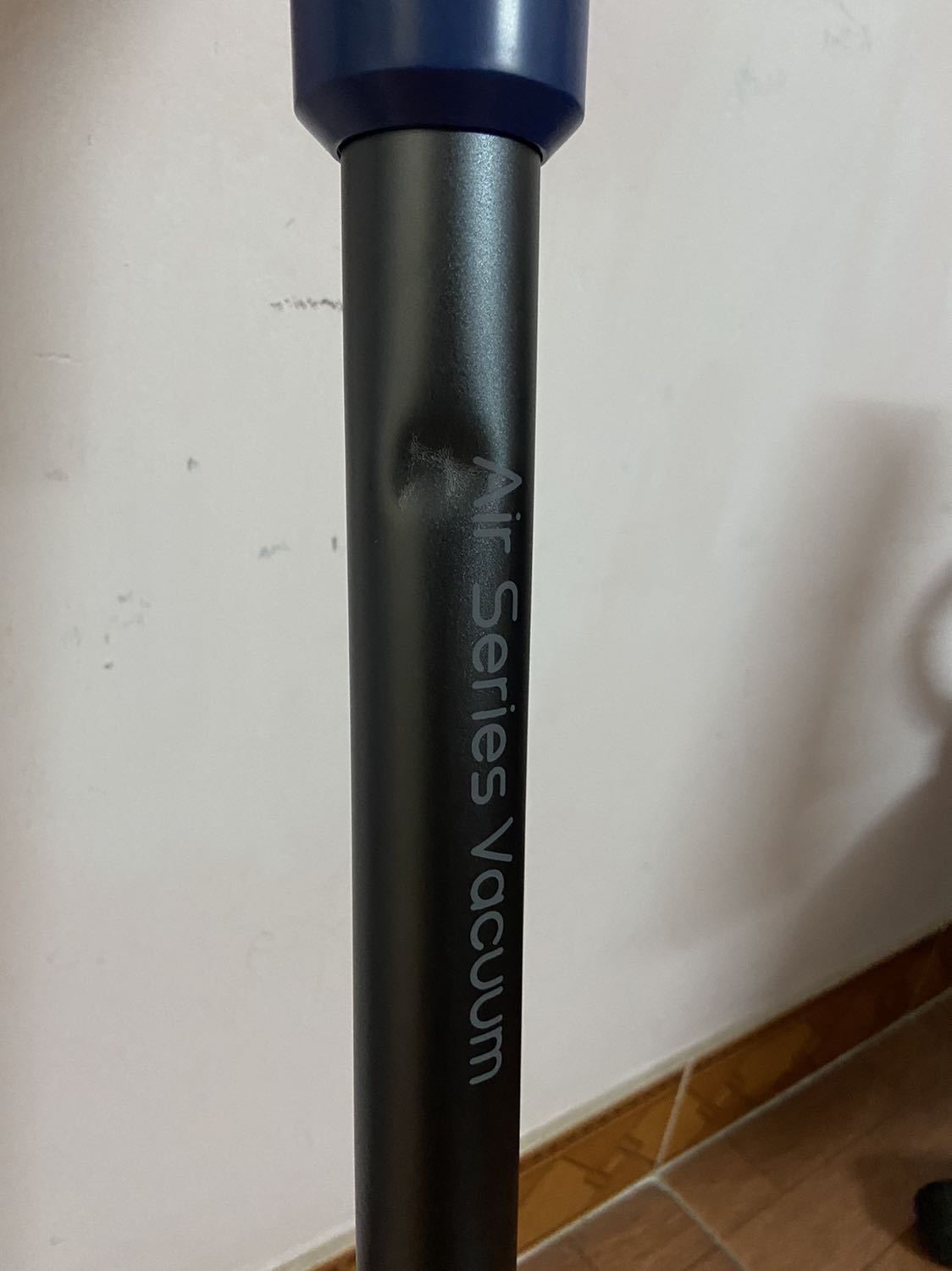 Máy chạy tốt, nhẹ, lực hút mạnh, tiếng ồn nhỏ. Tuy nhiên shop giao hàng đầu cán bị lõm nên trừ sao. Máy chạy tốt, nhẹ, lực hút mạnh, tiếng ồn nhỏ. Tuy nhiên shop giao hàng đầu cán bị lõm nên trừ sao.