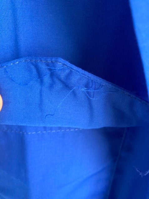 Áo có màu đẹp, giao nhanh. Tuy nhiên có nhiều chỗ không biết do bung chỉ hay là chỉ thừa.