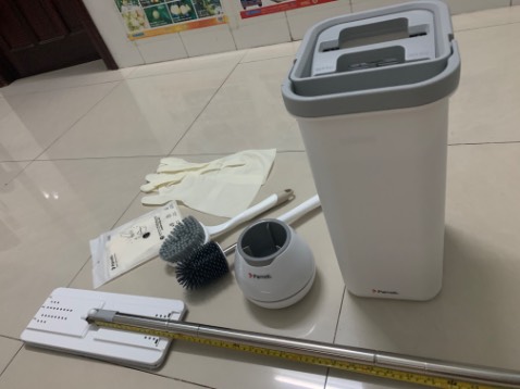 Cây lau nhỏ quá, lau cũng tạm thôi. vì nhẹ nên độ bám không cao, hay bị bật ra ở phía gấp lại để vệ sinh giẻ lau, miếng lau không dôi ra nên lau các cạnh không sạch. Tóm lại lau diện tích nhỏ thì ok chứ lau dt lớn thì mình khuyên nên mua cây lau 360 loại tốt.
M