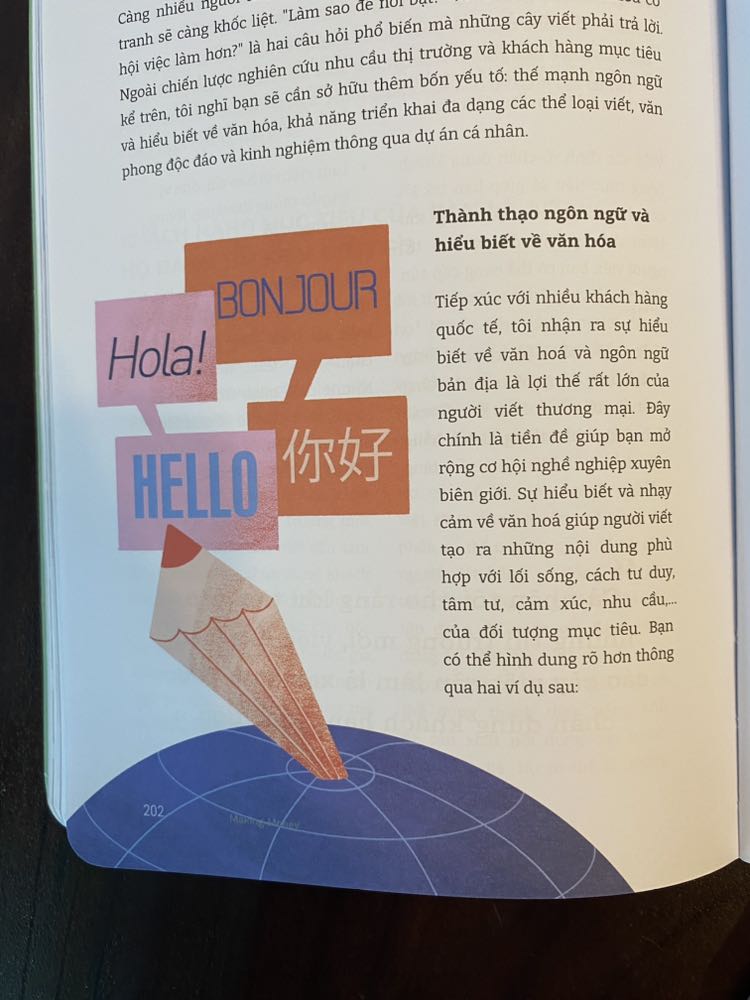 Sách về tương đối sớm, có thời gian nghiền ngẫm toàn bộ nội dung nên cũng có đôi ba nhận xét.

Về cơ bản thì nội dung sách không có quá nhiều điểm nổi bật lắm, cũng vì số lượng sách content trên thị trường quá nhiều rồi, khó kiếm chủ đề nào thật sự unique để chia sẻ.

Ấn tượng lớn nhất chắc nằm ở bài “Dùng ngòi bút vươn ra thế giới” - khá là hay và bổ ích. Vẫn viết từng đó chữ nhưng hiển nhiên thù lao do client nước ngoài trả sẽ hậu hĩnh hơn nhiều rồi. Trình độ ngôn ngữ thì cũng không thiếu người thành thục, do đó nên đọc bài này để tìm hiểu thêm về văn hóa, hành vi khách hàng nước ngoài, từ đó có chiến lược viết content quốc tế thành công.