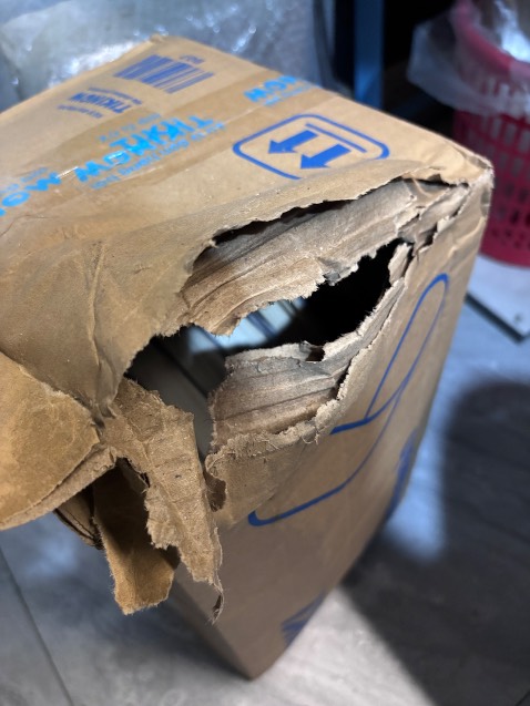 Lần đầu tiên thấy Tiki giao hàng mùa mưa mà đóng gói kiểu tạm bợ thế này

Kết quả là sách của mình đã bị ướt.