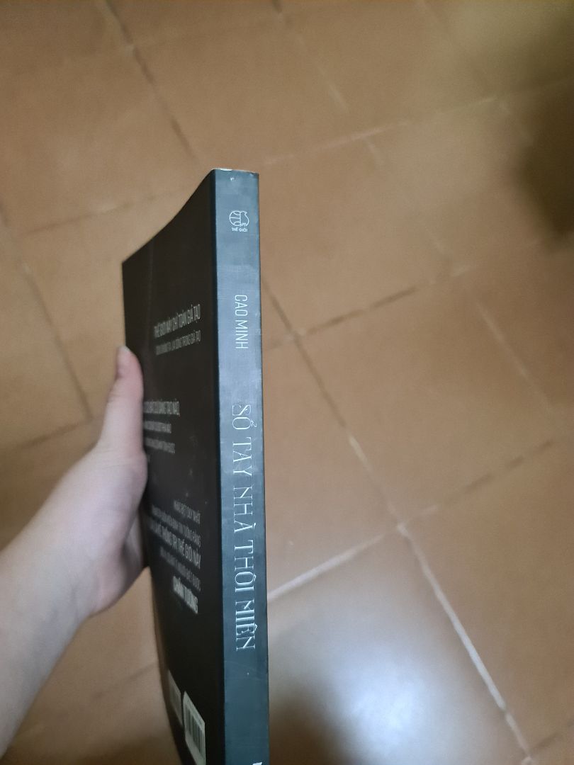 Gáy sách hơi nhăn, bìa sau bị xướt, nhìn giống như là bị chìa khóa rạch vậy, bìa trước có nếp cuốn nhẹ. Nhưng nhìn chung mua sách ở giá sale này thì cũng miễn cưỡng chấp nhận được. Được cái là giao hàng sớm hơn dự kiến, dù hàng hóa giữa không được cẩn thận lắm.