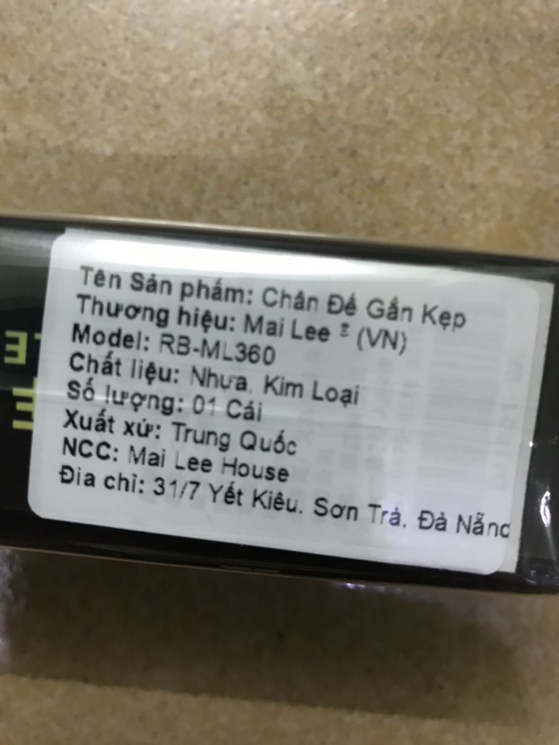 Hình ảnh quảng cáo, câu chữ quảng cáo không đúng sự thật.   

Câu chữ quảng cáo gây nhầm lẫn có chủ đích. Tem dán trên bao bì ghi rõ "Chân Đế Gắn Kẹp" nhưng lại quảng cáo kèm hình ảnh "Chân Đế Gắn Đèn Pin Và Đèn Pha" nên được hiểu hàng bao gồm chân đế + đèn. 

Thực tế chỉ có chân đế. Không đúng nhu cầu, yêu cầu trả hàng. Đánh giá 1* (1 sao)