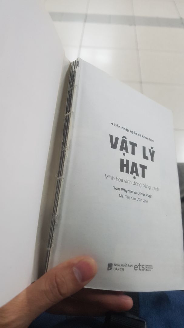 1. 5* Nội dung sách về vật lý hạt: các đầu sách mới xuất bản cập nhật đến thời điểm hiện nay không nhiều. và cuốn sách này mà các bạn cầm trên tay nằm trong số ít đó. Vật lý hạt phát hiện sơ khai nhờ các dụng cụ phóng điện trong ống chân không, máy chụp X quang vô tình, những buồng mây và bong bóng phát hiện hạt điện tích,....rồi các máy gia tốc hạt hiện đại để tạo ra các vụ va chạm với năng lương cao đủ khả năng phá vỡ năng lương liên kết hạt phát hiện ra các hạt mới.
sách cung cấp những câu chuyện ngắn thú vị về hành trình của thợ săn hạt, các nhà vật lý lý thyết.
nhiều nội dung hữu ích nhưng không kỳ vọng để độc giả hiểu được cơ bản mà mang cái nhìn ban đầu về vật lý hạt. Dẫn nhập ban đầu còn để tìm hiểu thêm hãy đọc thêm các cuốn chuyên sâu khác.
sách bổ ích.
2. 2*  về hình thức: bộ sách này là điểm trừ rất lớn cho anphabooks, sách bong keo và các trang lỏng lẻo.