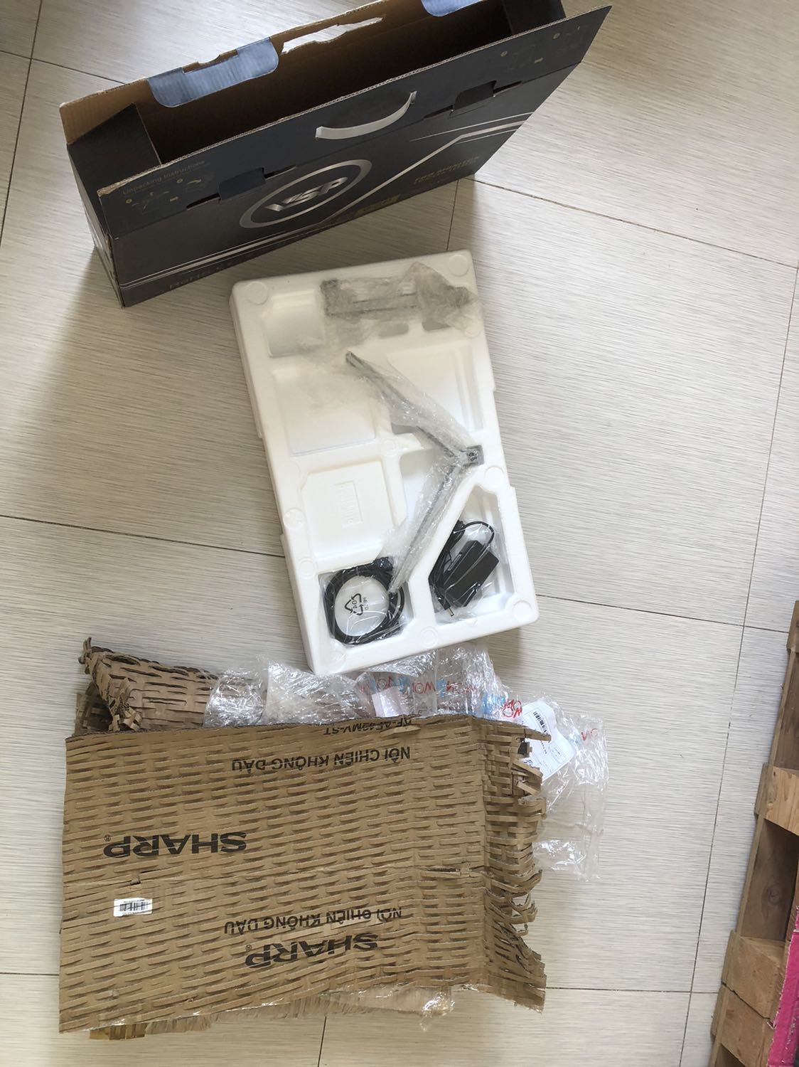 Giao hàng nhanh.
Đóng gói cẩn thận.
Có vài chỗ còn dính keo dán và bị xước một ít, thấy có vẻ có miếng dán màn hình ở trên.
Chân đế fix cứng ko xoay đc thì phải.
Nói chung thì mọi thứ cũng khá là ổn.
5* ạ