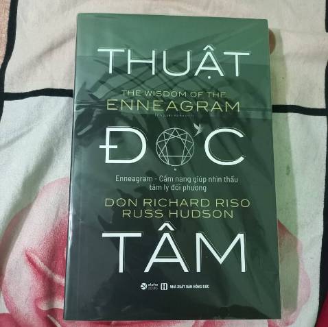 Biết là cuốn này hay , cố rinh em nó về mà còn chưa có thời gian đọc ạ. Sách rất đẹp, mới tinh tươm, Hơi bị yêu tiki rùi đó, hi