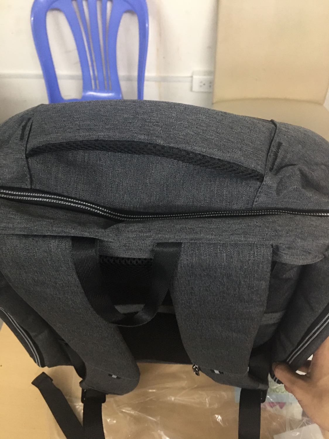 Sản phẩm đẹp, chắc chắn, shop đóng gói khá cẩn thận. Balo có nhiều ngăn nhỏ đựng đồ lặt vặt. Dây đeo cũng khá chắc chắn.