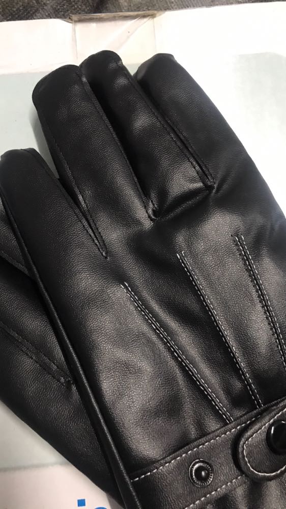 Găng tay mềm, co giãn tốt, đường may tỉ mỉ chắc chắn. Lớp da bóng đẹp mềm mại nữa. Lớp lót nỉ lông ở bên trong khi đeo cho cảm giác dễ vừa tay và dễ chịu. Shop giao hàng nhanh hai ngày là lấy được sản phẩm rồi. Uy tín, ủng hộ shop