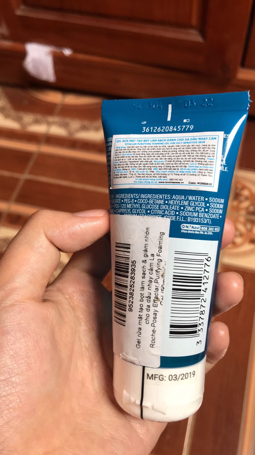 Vote 4 sao vì mình không có tiền mua full size thôi các bạn, còn đâu về sản phẩm thì cực kì ổn, có fragrance ở cuối bảng thành phần nên có mùi thơm nhẹ, sản phẩm dạng gel nên tạo bọt vừa phải mà sạch ấy, dùng sản phẩm tạo bọt đến như này là được r mấy mẹ, sản phẩm tạo nhiều bọt dùng khô da lắm, tôi mua lọ này chắc lọ thứ 4 r á, khi mua hàng nên nhìn kĩ, dung tích là 50 ml nên lọ khá bé, nhà cung cấp là laroche posay official nhá, tôi cho dù mua ở chỗ chuyên bán mỹ phẩm cũng mua tầm khoảng giá khoảng 150k, mấy mẹ mua ở chỗ rẻ hơn tận 50% như kiểu tầm 80k thì tôi ko biết là lấy ở đâu ra được? Mua đồ dùng lên mặt mình thì làm ơn mua đồ chính hãng, nguồn gốc rõ ràng, chỗ cung cấp uy tín, ko lúc banh mặt lại đổ thừa sản phẩm nhe
Sản phẩm này ok lắm á, dùng xong ko kiểu kin kít da khô khốc đâu, sạch sâu mà vẫn giữ được trên da độ ẩm nhất định, dạng gel, bị mụn dùng vẫn ok luôn, những tất nhiên ko phải dùng mỗi sản phẩm này là da sẽ đẹp lên được, sau 1-2 phút dùng serum cấp ẩm nhẹ luôn, đừng để mặt khô cong mới bôi serum lên mặt, da hạn hán r mới tưới nước á, xong dùng treatment, bạn nào có mụn thì dùng sp trị mụn, ko thì dưỡng trắng, chống lão hoá,vv xong thì bôi kem dưỡng vào hộ. 
Chốt lại là sp cực ổn, mua đi nha, mua được lọ full size thì còn ok hơn nữa.
( lúc nào mình mua được full size r mình sẽ vote 5 sao say nhe) Vote 4 sao vì mình không có tiền mua full size thôi các bạn, còn đâu về sản phẩm thì cực kì ổn, có fragrance ở cuối bảng thành phần nên có mùi thơm nhẹ, sản phẩm dạng gel nên tạo bọt vừa phải mà sạch ấy, dùng sản phẩm tạo bọt đến như này là được r mấy mẹ, sản phẩm tạo nhiều bọt dùng khô da lắm, tôi mua lọ này chắc lọ thứ 4 r á, khi mua hàng nên nhìn kĩ, dung tích là 50 ml nên lọ khá bé, nhà cung cấp là laroche posay official nhá, tôi cho dù mua ở chỗ chuyên bán mỹ phẩm cũng mua tầm khoảng giá khoảng 150k, mấy mẹ mua ở chỗ rẻ hơn tận 50% như kiểu tầm 80k thì tôi ko biết là lấy ở đâu ra được? Mua đồ dùng lên mặt mình thì làm ơn mua đồ chính hãng, nguồn gốc rõ ràng, chỗ cung cấp uy tín, ko lúc banh mặt lại đổ thừa sản phẩm nhe
Sản phẩm này ok lắm á, dùng xong ko kiểu kin kít da khô khốc đâu, sạch sâu mà vẫn giữ được trên da độ ẩm nhất định, dạng gel, bị mụn dùng vẫn ok luôn, những tất nhiên ko phải dùng mỗi sản phẩm này là da sẽ đẹp lên được, sau 1-2 phút dùng serum cấp ẩm nhẹ luôn, đừng để mặt khô cong mới bôi serum lên mặt, da hạn hán r mới tưới nước á, xong dùng treatment, bạn nào có mụn thì dùng sp trị mụn, ko thì dưỡng trắng, chống lão hoá,vv xong thì bôi kem dưỡng vào hộ. 
Chốt lại là sp cực ổn, mua đi nha, mua được lọ full size thì còn ok hơn nữa.
( lúc nào mình mua được full size r mình sẽ vote 5 sao say nhe)