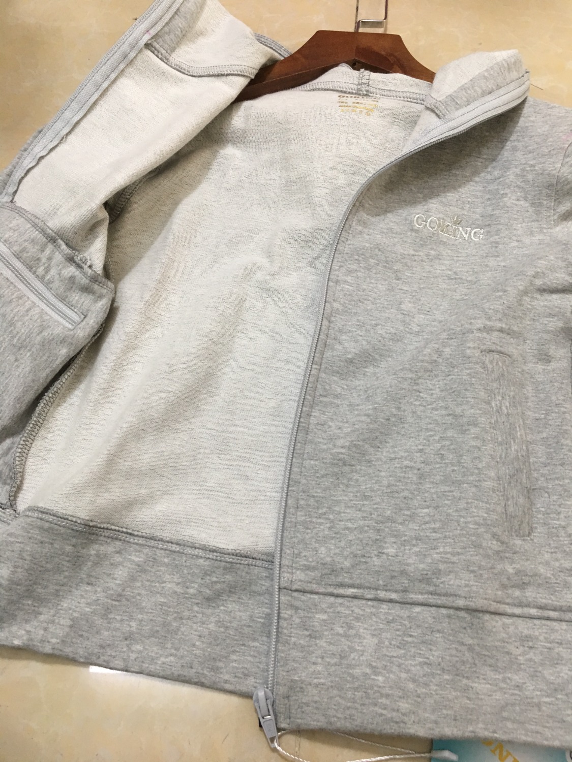 áo vải dày nè, vải da cá sờ thấy mịn, bên trong thì có túi nhiều, túi có dây kéo, giá tuy hơi cao nhưng nhận được thì thấy đáng tiền, lần sau sẽ tiếp tục ủng hộ