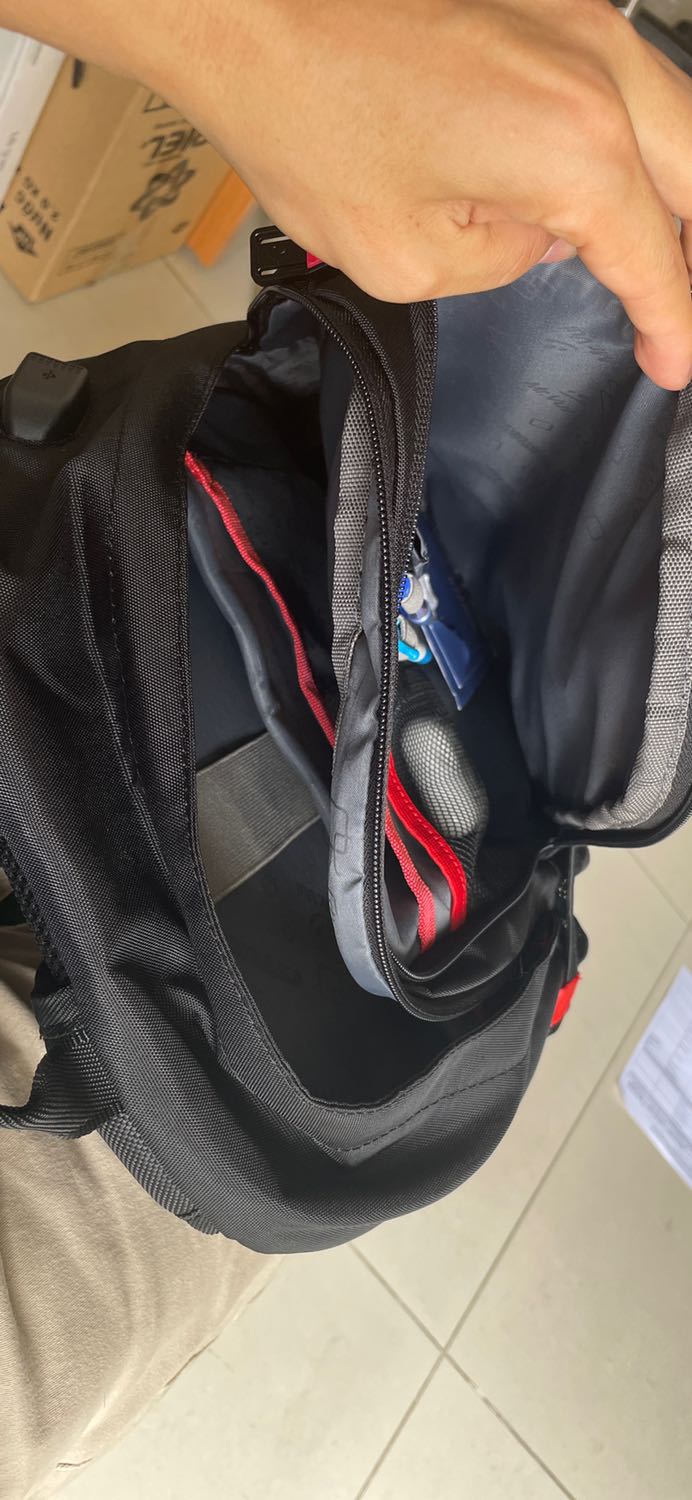 Balo gọn, vừa cho laptop 15-16inch. Đẹp, nhẹ, nhiều ngăn. Bỏ vừa vào cốp xe lead, Tính năng chống nước hơi kém. Bữa đi mưa to cầm dù che, mà bị ướt thấm vô trong.