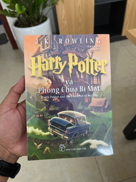 Mình đặt lúc 7h tối ngày 29/10 thì sáng ngày 30/10 Tiki đã giao sách đến nơi, mua sách của Tiki Trading thì thường sẽ giao rất nhanh.
Nhìn bên ngoài, sách thiết kế đẹp, bọc nilon kín.
Mình mua tặng nên không bóc ra, không biết chất lượng giấy thế nào.
Giá cả thế này thì rất hợp lý để mua về đọc rồi.