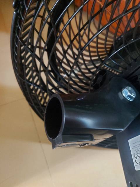 Hình như shop giao thiếu phần nối thân với đầu quạt rồi ạ, nếu giao đủ phải lắp được núm xoay vào lỗ trên đầu quạt chứ?