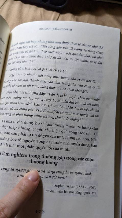 Mình nhận sách được mấy hôm, để y nguyên đấy vì chưa có thời gian. Lần đầu tiên mở sách ra đọc thì phát hiện bị nhàu nhĩ mấy trang ở giữa -___-