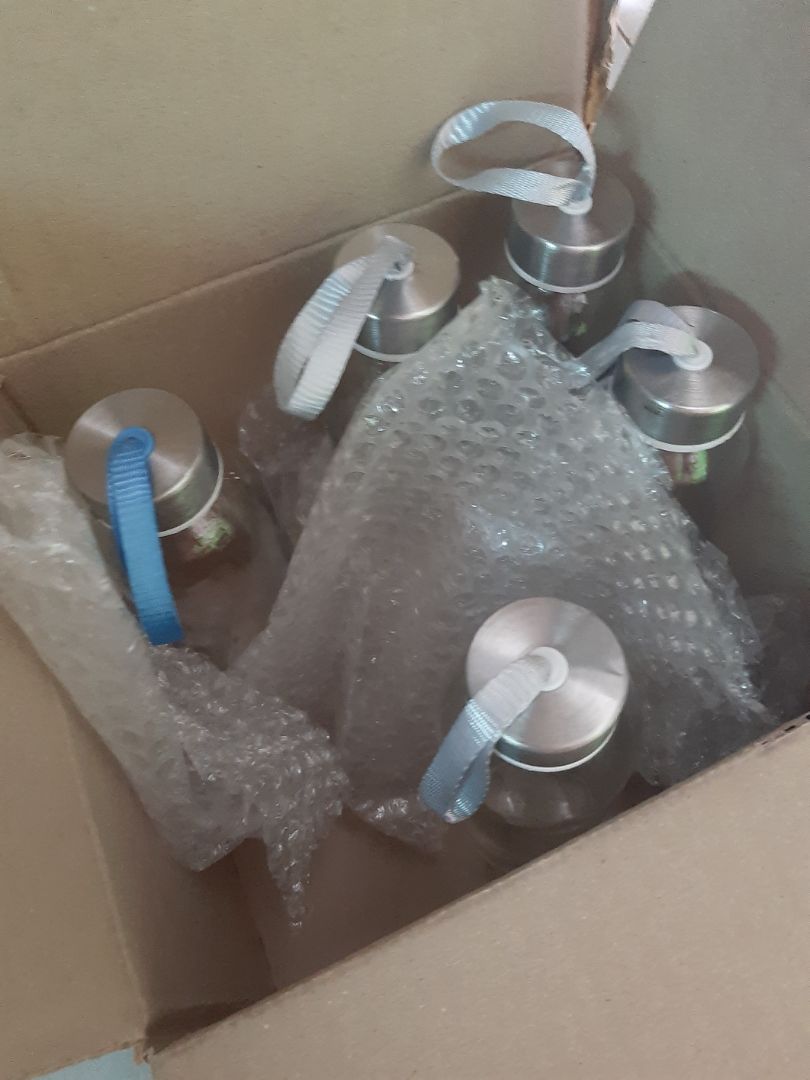 nói chung đóng gói cẩn thận rồi.  bọc từng cái nên ko bể cái nào như mấy nhận xét khác khi mua .. mình có lời khuyên cho mấy bạn mua hàng , nên kiểm tra hàng trước khi thanh toán,  nếu có vấn đề trả tại chỗ cho ship mang về luôn, mình mua nhiều lần,  lần nào cũng kiểm tra kỹ và nói r õ vs nv giao hàng là nếu bị hư hay ko đúng mẫu trả lại luôn nha. khỏi mất thời gian nhận rồi phải đối trả hoặc ko hài lòng sp mình mua,  rồi cứ ấm ức trong lòng ko hay.