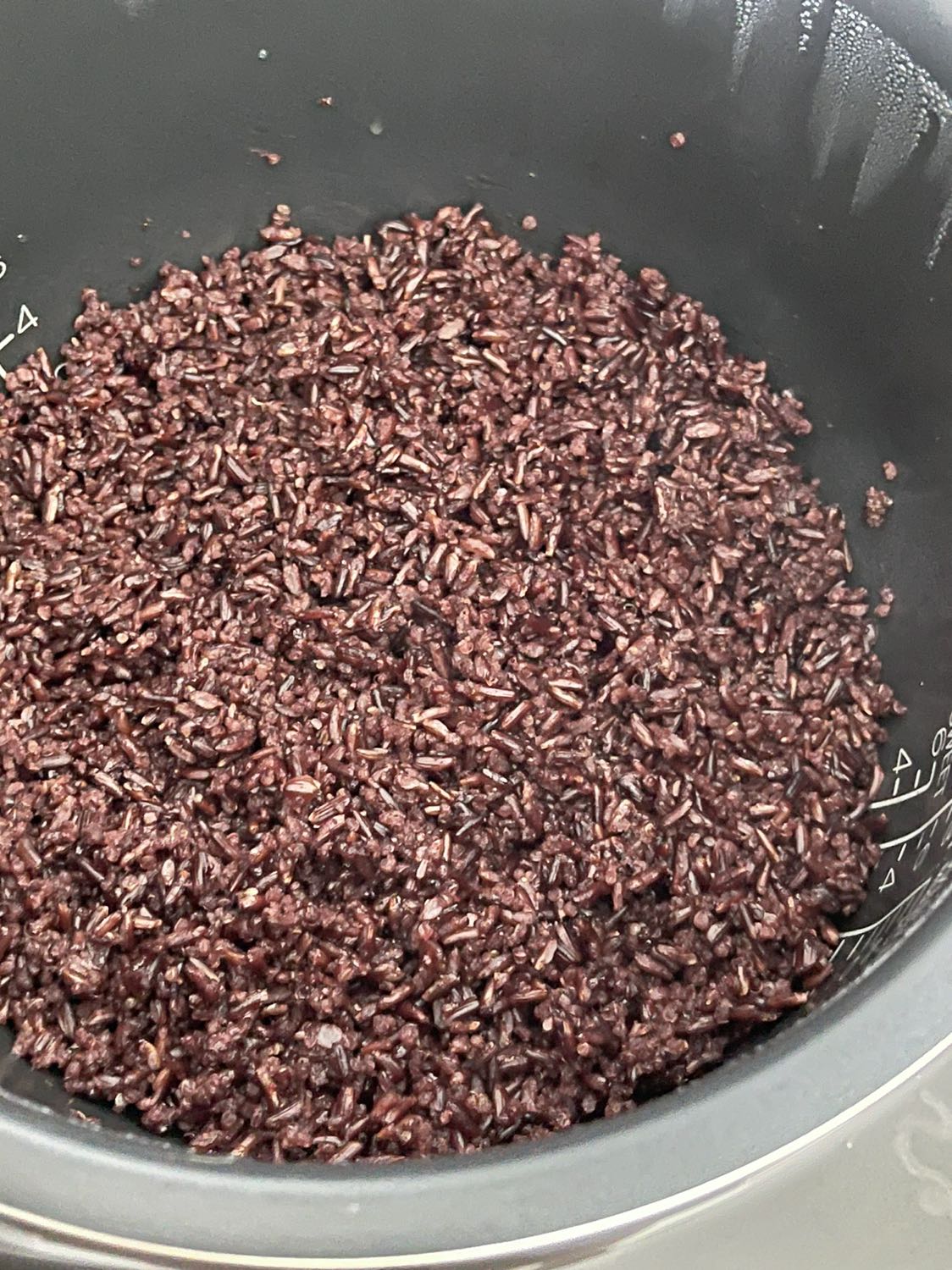 Sản phẩm giống như mô tả. Gạo nấu lên chín dẻo. Lần đầu mix cùng với hạt diêm mạch trắng và lỡ cho hơi nhiều nước nên cơm hơi ướt. Tiki giao hàng nhanh và NV vui vẻ.