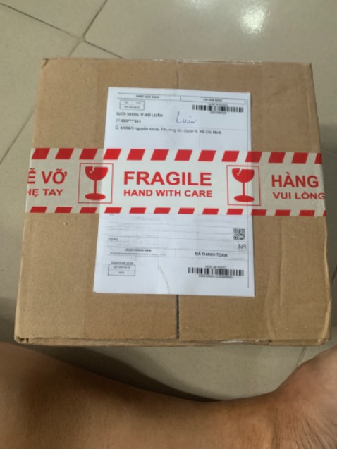 Sản phẩm bị móp méo còn lấy băng keo dán lại,còn bên trong thì đã mở niêm phong và sữa trào ra ngoài luôn.