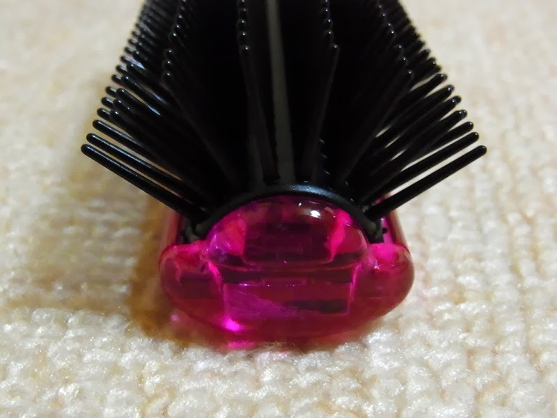 Lược chải tóc như đang mát xa da đầu cho tôi vậy, rất thích cách mà chiếc lược này chải trên da đầu tôi. Không quá nhẹ không quá mạnh mà vừa phải cho tôi cảm giác thư giãn rất dễ chịu. 
Tóc mềm và không bị bung xù lên khi chải,  dùng để chải tóc sau khi gội đầu rất tốt, tóc mới gội sẽ không bị khô xù lên. 
Rất thích chiếc lược này.