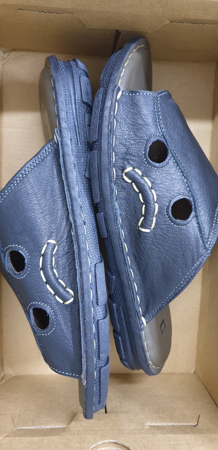 Da bò mềm mại rất ok, đế chống trượt, may khâu rất công phu, tôi đã từng dùng  giày dép của shop qua và rất ưng ý