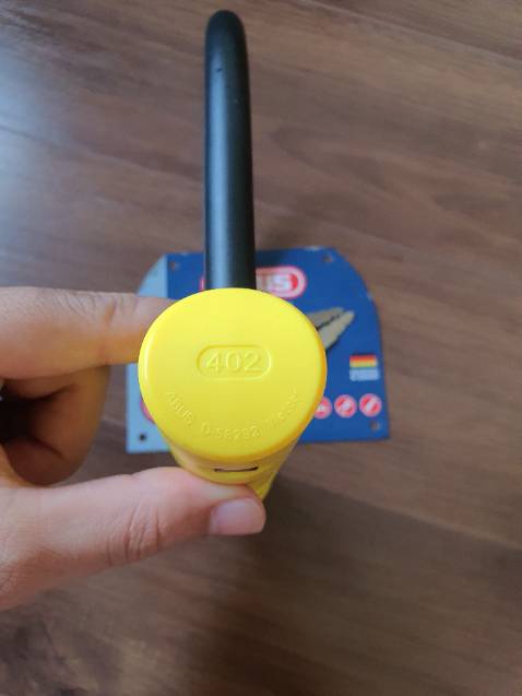 Khóa chắc chắn, cầm chắc tay. Hy vọng sẽ bền và bảo vệ được tài sản