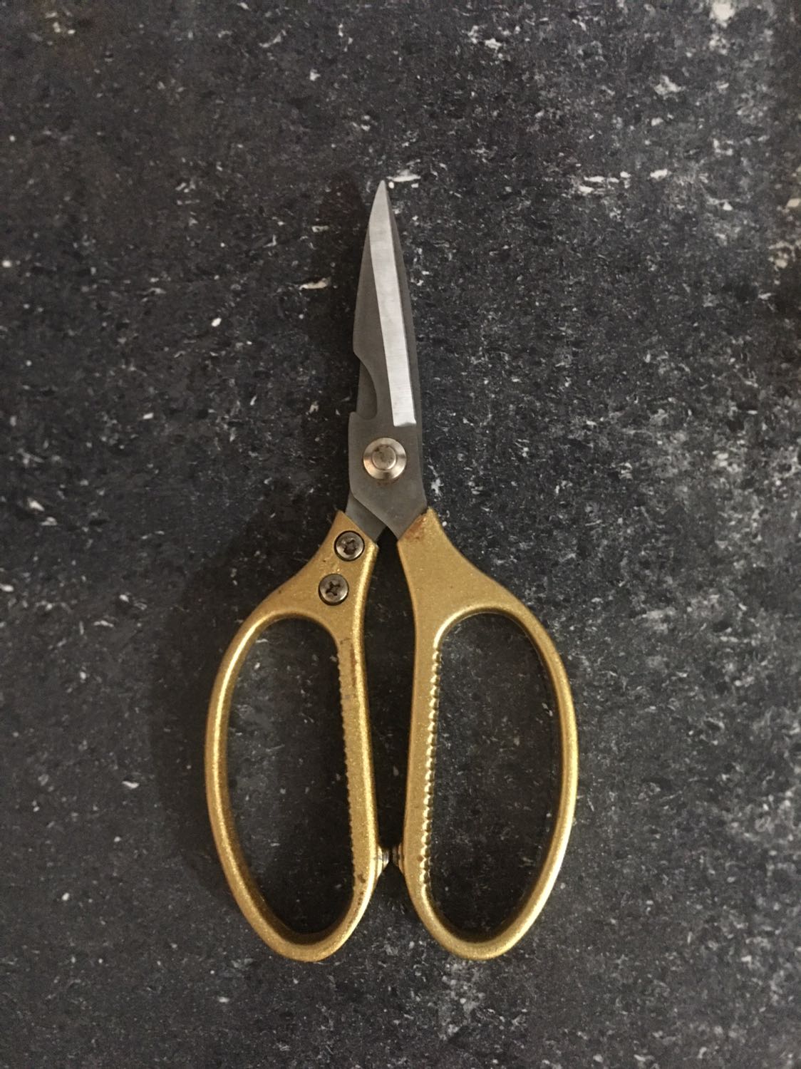 Rất tốt , căt cây cành to được, cắt thịt cá vẫn ok