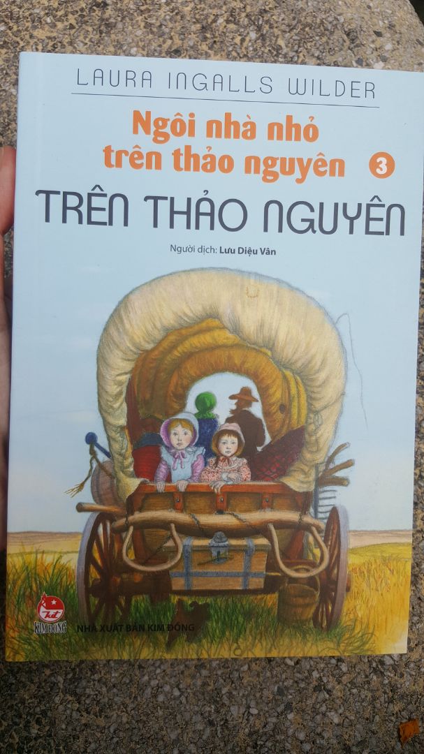 Về hình thức: sách giao đến tay mình trong tình trạng hoàn hảo, sách cầm chắc tay với chất liệu giấy rất dày dặn

Về nội dung: Mình hay cùng các em mình đọc series này vào buổi tối. Tụi nhỏ đọc rất say mê và háo hức theo dõi từng diễn biến tiếp theo về cuộc sống của gia đình Laura. Quyển sách giúp các em mình trở nên bản lĩnh, quyết tâm và lạc quan hơn trong cuộc sống
