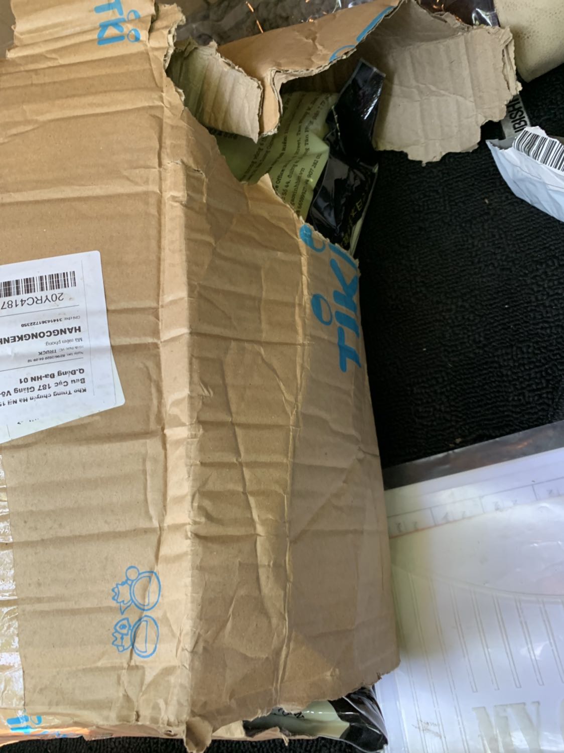 Giao hàng nhanh, trước hạn 1 ngày. Tiki yêu cầu số lượng tối thiểu phải mua là 3 túi, 15kg gạo không phải dễ vận chuyển. Tôi vừa nhận được hàng cách đây ít phút, cực kỳ thất vọng về cách đóng gói. Kiện hàng nhận được thì vỡ bung bét, khi tháo ra thì gạo rơi lả tả. Duy nhất một túi còn nguyên vẹn, 2 túi còn lại thủng khá nhiều, nhìn ko rõ chuột cắn hay do bị vật gì đâm vào làm thủng. 
   Chất lượng gạo tôi sẽ đánh giá sau.