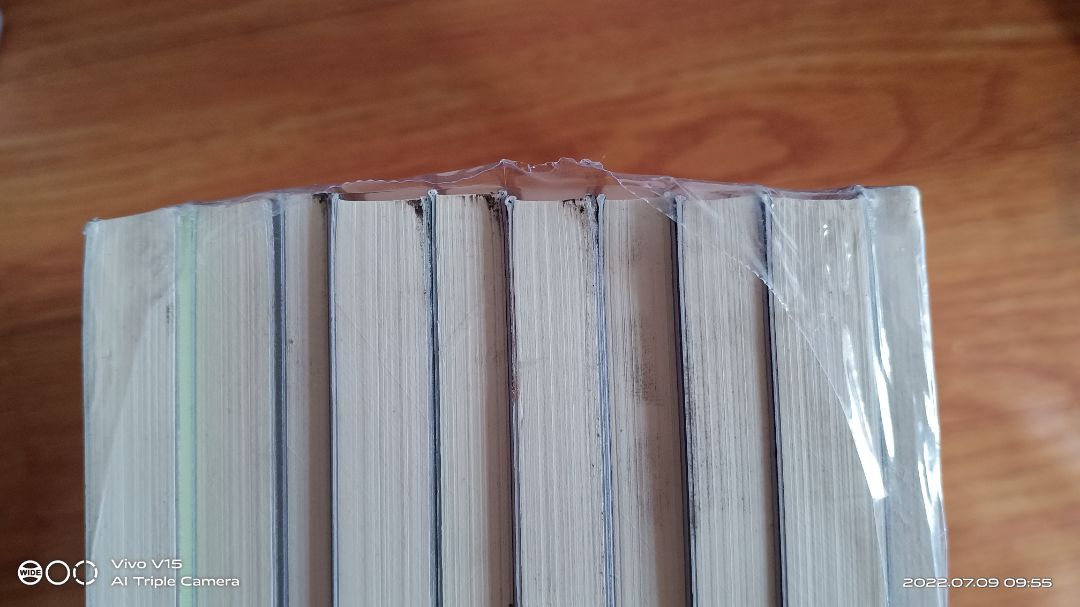 Giao hàng cực kỳ nhanh. Nhưng sách hơi lem luốc, bìa có vài cuốn hơi bị bong cạnh. Nhìn chung thì sách thì nhìn có vẻ hơi cũ.