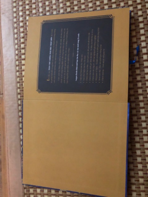 Giao hành hơi lâu, shop thân thiện. Sách thơm, mùi tiền, chất giấy đc, mực in rõ nét, chất lượng cao. Sách cầm nặng tay, đáp *** *** chết. Tóm lại chất lượng cho shop 9,5 trừ 0,5 vì giao hơi lâu