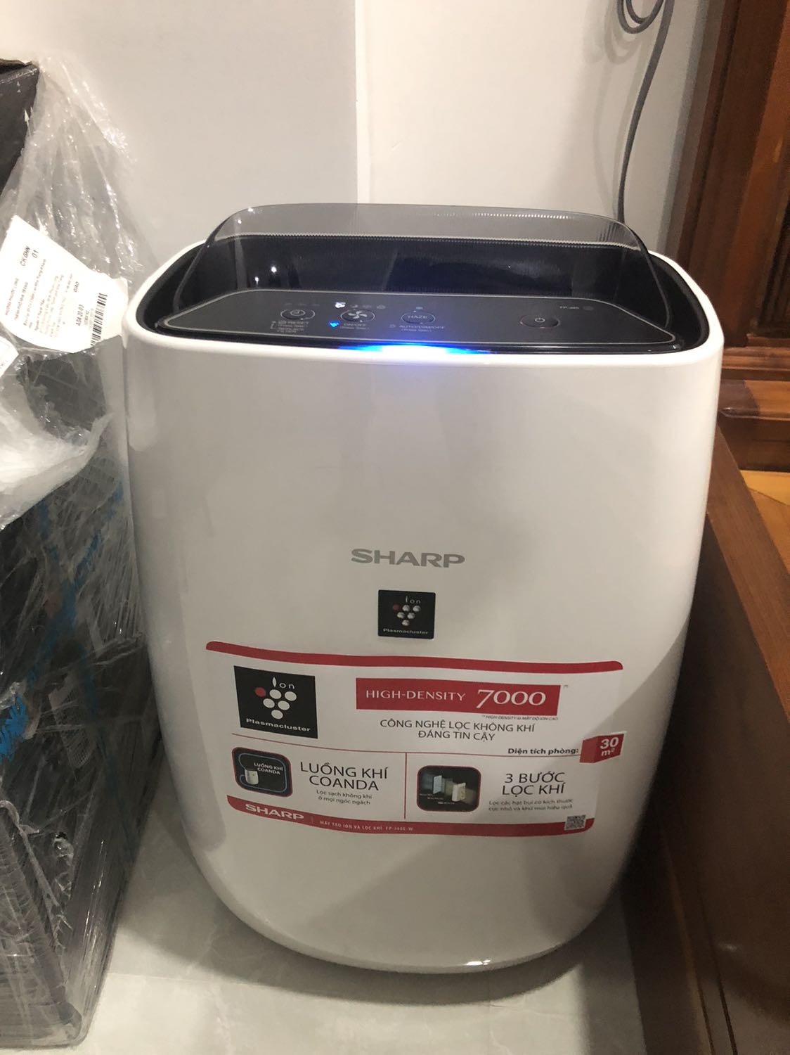 Thiệt sự là hơi thất vọng. 
Về khâu vận chuyển thì ko vấn đề gì
Mẫu mã đẹp mắt.
Về sự tiện dụng thì.. thất vọng. Mình mua để lọc không khí lọc mùi vì phòng nhỏ nhưng ko thấy khả dụng gì hết. Phòng mình nuôi mèo, mua chủ yếu để lọc cho bớt mùi khi nó đi vệ sinh. Lúc đầu mình để xa nhưng ko thấy bớt mùi, nghĩ để gần chỗ đi vệ sinh hơn thì đỡ ai dè cũng vậy. Thành ra thấy lần đầu mua đồ tiki mà thấy tốn nhiều tiền vậy mà ko đc gì hết. Tính để xài thử 1,2 tuần coi có thấy khác gì ko, mà ko thấy gì ngoài thấy buồn và tiếc tiền ? Thiệt sự là hơi thất vọng. 
Về khâu vận chuyển thì ko vấn đề gì
Mẫu mã đẹp mắt.
Về sự tiện dụng thì.. thất vọng. Mình mua để lọc không khí lọc mùi vì phòng nhỏ nhưng ko thấy khả dụng gì hết. Phòng mình nuôi mèo, mua chủ yếu để lọc cho bớt mùi khi nó đi vệ sinh. Lúc đầu mình để xa nhưng ko thấy bớt mùi, nghĩ để gần chỗ đi vệ sinh hơn thì đỡ ai dè cũng vậy. Thành ra thấy lần đầu mua đồ tiki mà thấy tốn nhiều tiền vậy mà ko đc gì hết. Tính để xài thử 1,2 tuần coi có thấy khác gì ko, mà ko thấy gì ngoài thấy buồn và tiếc tiền ?