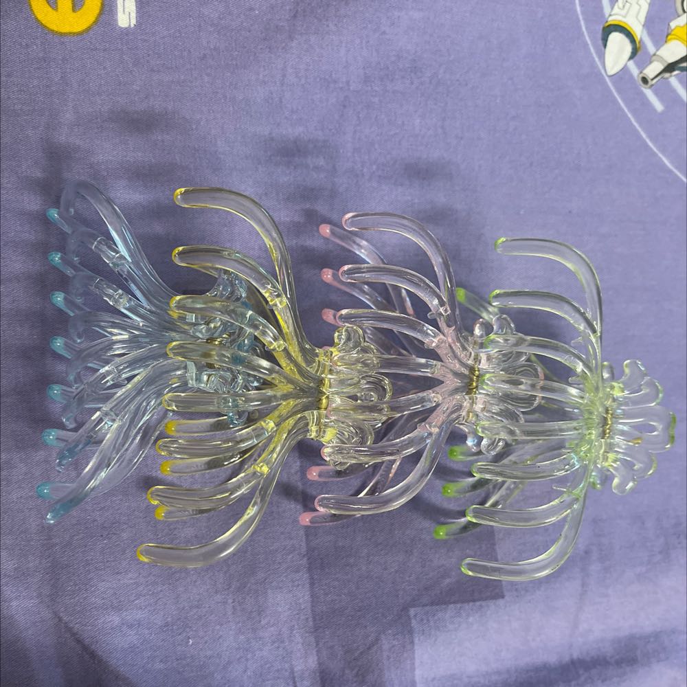 Trông sắc nét và bóng, răng không nhọn. K gây đau đầu, cắn tóc