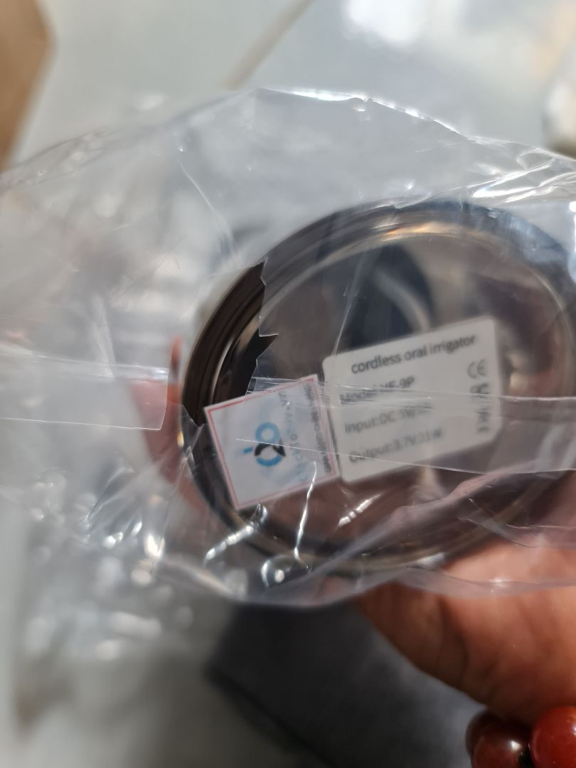 ko bít tại sao đồ mới lại bị khui và còn bị cắt *** bao của sản phẩm mog shop cho lời giải thíh ạ.cũg ko có tem hãg dán 2 bên thân máy như hìh quảg cáo