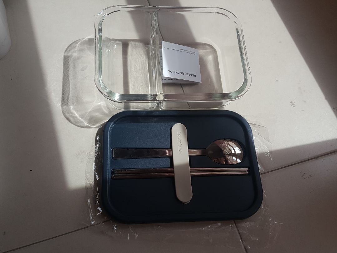 Nhìn hộp cơm chắc chắn ngày mai tui thấy ngon cơm rồi đó :)) nhìn sạch sẽ tăng cảm giác kích thích gê. tui để kế cái đồng hồ để mấy bạn hình dung được cái hộp cơm bự như thế nào. thật tình nặng hơn mấy hộp cơm bình thường vì nó là hai hộp nhập một mà, nhưng không nặng tay như cái hộp ba ngăn cùng lúc đâu, độ nặng này chấp nhận được. một bên đựng cơm, bên đựng canh, cái muỗng giúp cho bọn cái gái tụi mình ăn uống thùy mị hơn :3 đũa ống tròn gắp đâu dính đó ngay và liền luôn. Nói chung đáng mua lắm sau bao ngày canh sale locknlock ở siêu thị. dòng này bên ngoài không thấy bán đâu. mấy bạn đừng đợi như mình nữa ????? Thật !!!