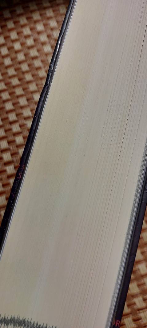 Sách hơi nát, cũ nhưng đuợc cái rẻ hơn chỗ khác