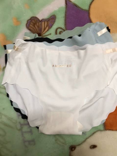 Chất vải lụa lạnh rất thích. Sờ đã thấy mát tay rồi ý mọi người ah. Màu sắc thì khá là nhã nhặn rất sanh chảnh.
Kết quả lượn sóng không đường viền này thì kết hợp quần áo dễ dàng đủ các kiểu.
Giao hàng nhanh. Nên mua nhé mọi người. Tặng shop 5 sao. Chất lượng hàng như này mà phát huy nhé. Mình và bạn cùng phòng mỗi người mua 1 set về thành quả của 2 đứa chụp choẹt là đây ạ.