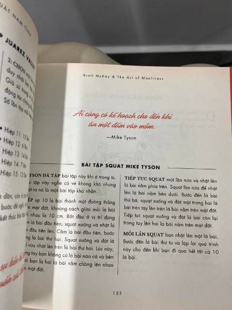 tên của cuốn sách là "Nghệ thuật nam tính" khiến mình rất tò mò nội dung vì bản thân mình cũng không hình dung được nó sẽ viết về gì. Kết quả mở ra coi thì khá ngạc nhiên, nó không viết về những điều xa xôi tạo nên sự nam tính của một bạn nam mà viết về những kỹ năng rất đơn giản thôi như: cách chơi với con nít mà không cần dùng đến điện thoại, cách phối giày với quần áo, cách quàng khăn đến cả cách sinh tồn, thoát nạn,...(sách đề cập đến khoảng hơn 120 kĩ năng khá là nhiều). Ai bảo những nội dung này nhàm chán thì mình kệ, chứ mình thấy nó rất hay và hữu ích ấy chứ. Đôi khi sự nam tính khiến bạn trở nên thu hút đến từ những điều rất nhỏ í.