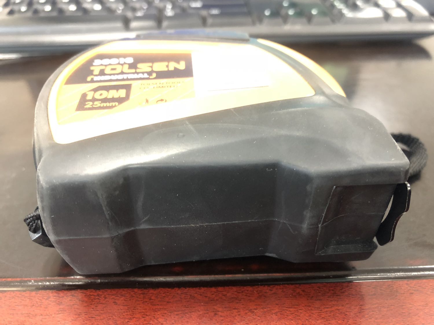 Nhận được sản phẩm không hề có bao bì hay hộp gì cả. Được bỏ chung cái hộp giấy với các sản phẩm khác (order 4 sản phẩm) thất vọng xíu. Cầm lên thì thấy hơi củ,trầy nhẹ xung quanh, chỗ cài vào túi thì bị lỏng xoay lung tung. Còn lại thì ổn. Cơ chế khoá thước thông minh hơn đám còn lại. Nhấn nhẹ