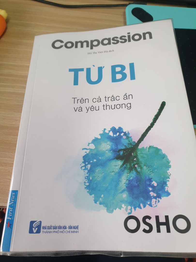 cảm nhận cá nhân mình là "sách phải đọc ít nhất 2 lần. có nhiều tư tưởng hay, mới để suy ngẫm nhưng cũng có nhiều tư tưởng mình thấy mâu thuẫn chưa thấu hiểu hết đc. có nhiều tư tưởng như ủng hộ cái chết nhân đạo hay lên án tử hình một cách tuyệt đối. làm mình cũng phải suy nghĩ nhiều khi nghĩ về những tên tội phạm nguy hiểm và tàn ác. tựa quyển sách là từ bi nên nội dung thì hơi xa vời với ai chưa hiểu từ bi. nếu theo quyển sách mình cũng thấy mình chỉ là 1 người tốt có lòng hướng thiện nhưng cũng chưa đủ để yêu cả những cái ác. yêu cả nhân loại. đọc sách vẫn hay nhưng hơi lặp đi lặp lại ý. chắc muốn nhấn mạnh  với người đọc.