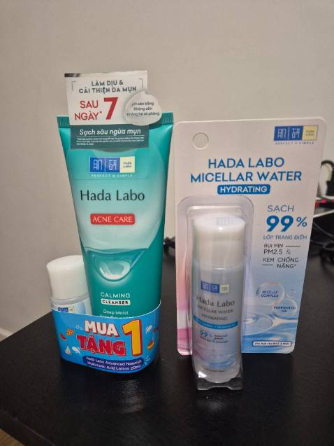 Giao hàng siêu nhanh, được tặng kèm dưỡng ẩm và nước tẩy trang