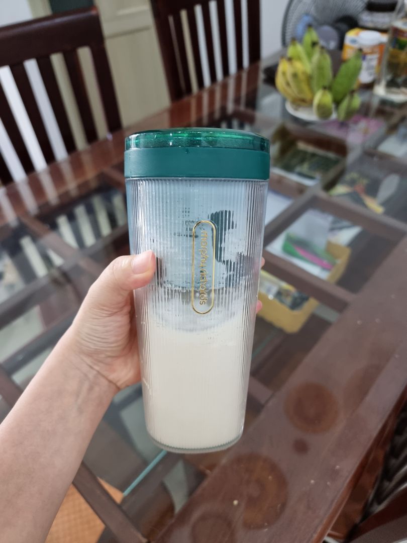 Ship rất lâu do dịch. Shop feedback nhanh, nhiệt tình. Lần đầu tiên sạc phải mất 5 tiếng, mình chưa sạc lại lần 2. Máy đẹp, dễ sử dụng, vận hành êm. Các bạn nhớ gọt vỏ trái cây như cà chua, táo trước khi xay tránh xay chưa nhuyễn xác. Mình bấm nút xay 2 lần thì nhuyễn táo vs sữa. Tiện lợi cho việc giảm cân, hoặc làm bữa sáng cho người bận rộn. Mình rất thích mặc dù giá cao cũng tương đương vs 1 máy công suất lớn.