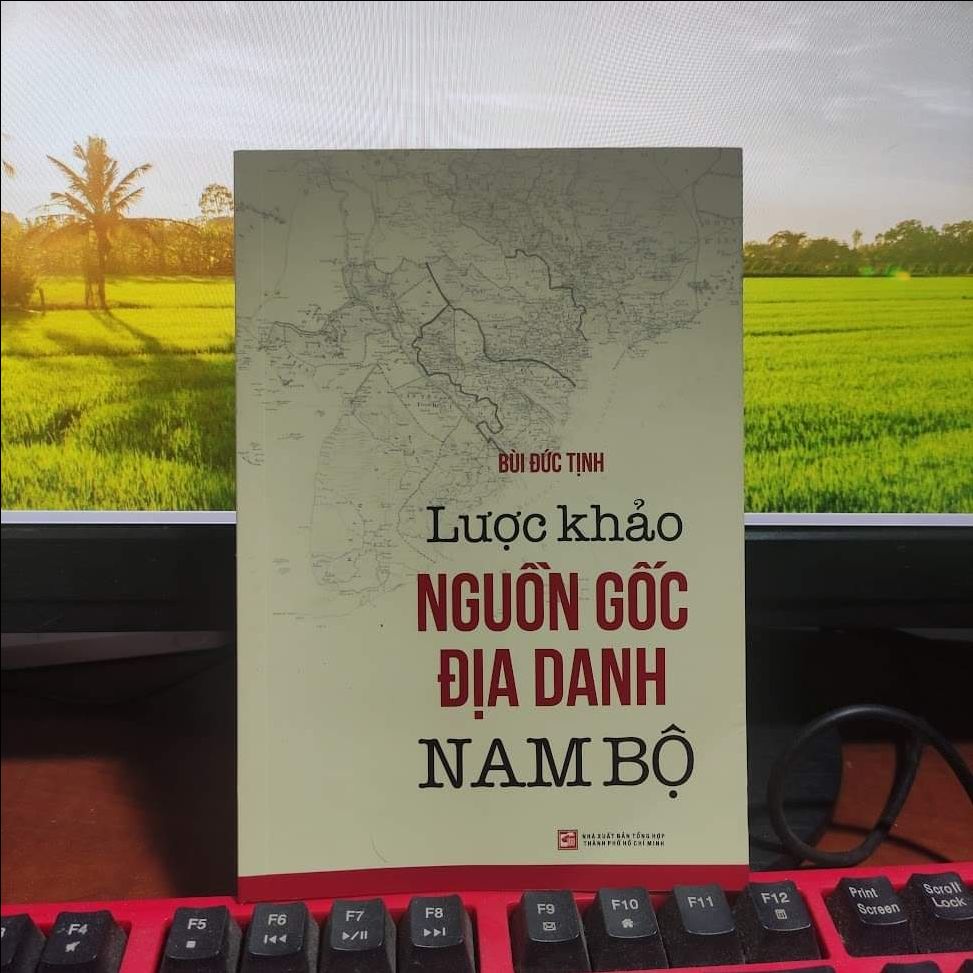 Quyển ngắn hơn 100 trang tí mà thú vị. Kiểu như là một bài nghiên cứu khoa học về cách thức truy tìm từ nguyên, gốc tích của tên một địa danh bất kỳ ở Nam Bộ. Sự trộn lẫn giữa chữ Nôm, tiếng Khmer, tiếng Việt, chữ Hán, tiếng Pháp, các nghe và nói của người Nam Bộ,  kị húy ông này bà nọ... tạo nên sự biến hóa vi diệu của tên địa danh.

Ví dụ: 

Prei Nokor (tiếng Khmer nghĩa là rừng cây gòn), xuất hiện trước khi chúa Nguyễn khẩn hoang miền Nam.
---> Thầy Gòn (biến âm từ Prei thành Thầy, dịch Nokor thành Gòn): đề cập trong các văn bản Hán Nôm giai đoạn khẩn hoang từ sau nửa thế kỷ 17 trở đi.
---> Sài Gòn (âm th được người Pháp biến thành âm s cho dễ phát âm).

hay như địa danh Dakao có tên hết sức Tây hiện tồn tại ngay quận 1. Thật ra từ nguyên là Đất Họ, vùng cư ngụ của người dân Quảng Nam Đà Nẵng theo đạo thiên chúa, phục vụ Pháp chiếm Đà Nẵng, di cư vào Sài Gòn. Đất Họ tức là đất của họ người theo đạo. Dân Nam Bộ nghe giọng Trung biến âm thành Đất Hộ. Pháp phát âm thành Dakka-O (âm h câm), biến hóa thành Dakao.

Gốc tích vài tên địa danh khác.
Bến Lức (vốn là Bến Lứt, lứt là tên dân gian của vị thuốc đông y "sài hồ")
Cái Răng (Cái Kran, kran là cái bếp lò nấu củi theo tiếng Khmer)
Cà Mau (gốc là Tuk​ pnr​ khmaw nghĩa là nước đen, qua thời gian còn chữ cuối Khmaw --> Cà Mau)
Sa Đéc (Phsaardek, chợ sắt)
Sóc Trăng (Srock Tlang, xứ kho vàng)