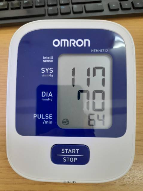 HÀNG CHÍNH HÃNG NÊN CŨNG YÊN TÂM. mới, có kèm 4 pin, có lỗ jack cắm sạc nguồn này chắc phải mua riêng nếu ko dùng pin, giấy dướng dẫn use đầy đủ. Để sử dụng xem sao nhưng hàng chính hãng Omron nên cũng yên tâm.