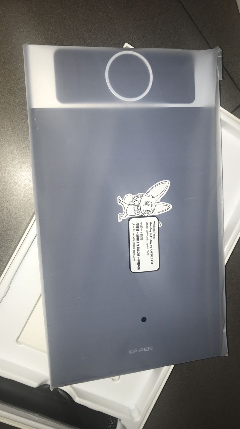 Máy đẹp, hoàn thiện tốt, dial zoom k mượt lắm, đóng gói cẩn thận, giao hàng TiKiNow phí vận chuyển tăng mà giao chậm, 16h mà 20h mới giao thất vọng.
Sau 5 ngày dùng *** thì có nhận xét sau:
Không dùng được pen presure trên Adobe Photoshop , trên MediBang Pro thì lại dùng ngon. 
Vấn đề sau 5 ngày sử dụng của mình tới từ cấy bút ( con trỏ chuột) di chuyển thao tác bị ngắt quãng sau khi nhấc lên quá cao khỏi bảng vẽ ( ví dụ thao tác vẽ nhấc lên di chuyển vùng vẽ do hết vùng thao tác ) thì nó bị đứng yên, di chuyển trên không rất bực mình. Mỗi lần muốn di chuyển phải chạm nó xuống bàn phím con trỏ chuột mới nhận và di chuyển. Mình cảm thấy rất khó chịu khi vẽ. Đang đổi trả mà bên cửa hàng mới gọi điện chưa thấy cho người tới lấy.