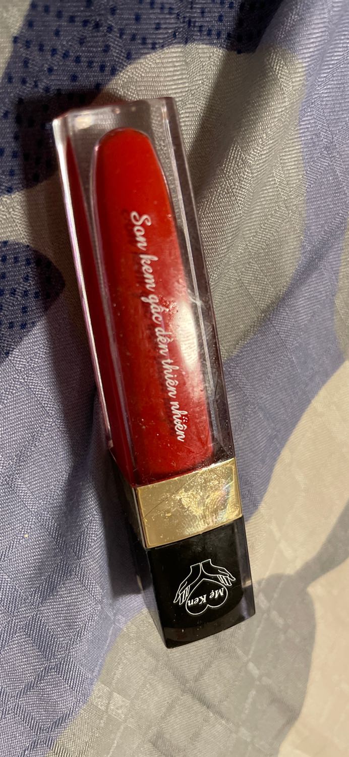 Màu son lên hơi choé, loại son nước chứ không phải dạng thỏi như hình, thơm mùi bơ dầu dừa, không bị khô môi lắm