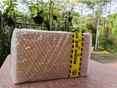 Nước ngon, dễ uống. Mình mua không đường nên vị thanh, không quá ngọt. Hàng đóng gói cẩn thận. Bọc xốp bóng khí bên ngoài và cả bên trong thùng. Thường thì mình mua ở showroom thì thùng có lớn nhãn mác, nhưng không có xốp lót. Còn mua trên app thì thùng không nhẫn mác. Theo mình đoán thì do vận chuyển nên phải lót xốp vì vậy không thể đựng trong thùng như mua ở showroom. Shop cũng tương đối cẩn thận, có cho thêm một vài túi giấy và túi xốp phòng khi biếu quà. Mình mua gần tết nên còn được tặng cả bao lì xì. Cảm ơn tiki, cảm ơn shop