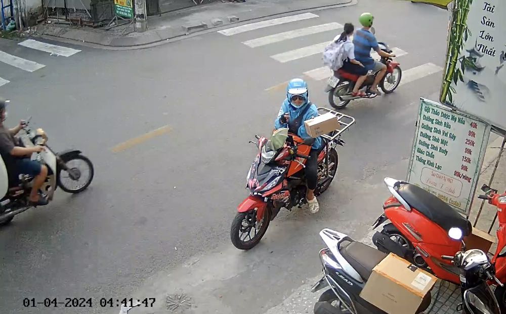 Sp thi ok roi, nhưng ko bao giờ mua hàng của tiki nữa vì đây là cách nhân viên tiki giao hàng . Đứng ngoài bắt ngừoi nhận chạy ra lấy . Ko chịu đưa hàng cho coi ma 1-2 đòi ck tiền xong đi roi ra lấy hàng ( nguyên nhân là buổi sáng mình đi châm cứu, châm cứu thì kim từ đầu tới tay tới chân, nên ko thể nao mình cầm dt và đang đau nữa, 9h 40 tới bất ngờ gọi mình ko dc kêu nv mình pải nhận hàng, rồi hù huỷ đơn , trong khi nv của mình gọi đt mình cung ko thể nghe máy vì mình đang châm cứu mà. Nv mình kêu chiều giao lại thi nói đơn này xa đi cực lắm, ko nhận thì huỷ đơn, nhân viên mình ko dám nhận vì đã từng bị *** đảo giao hàng thu hộ nhưng mình ko mua hàng, nên các bạn ko dám trả. Châm cứu xong 10h30 mình goih lại nói sao đi giao hàng ko goih trước mà tới đột xuất roi bắt ngừoi ta pai nhận bằng được mặc dù ngừoi đó ko pai ngừoi mua hang? Thi kêu la ngày đi trăm đơn rảnh đâu ma gọi trước, roi minh hỏi giao ko dc hù huỷ nua, ok huỷ đi, nhưng ko huỷ mà chiều giao lại, với thái độ như vậy đó .