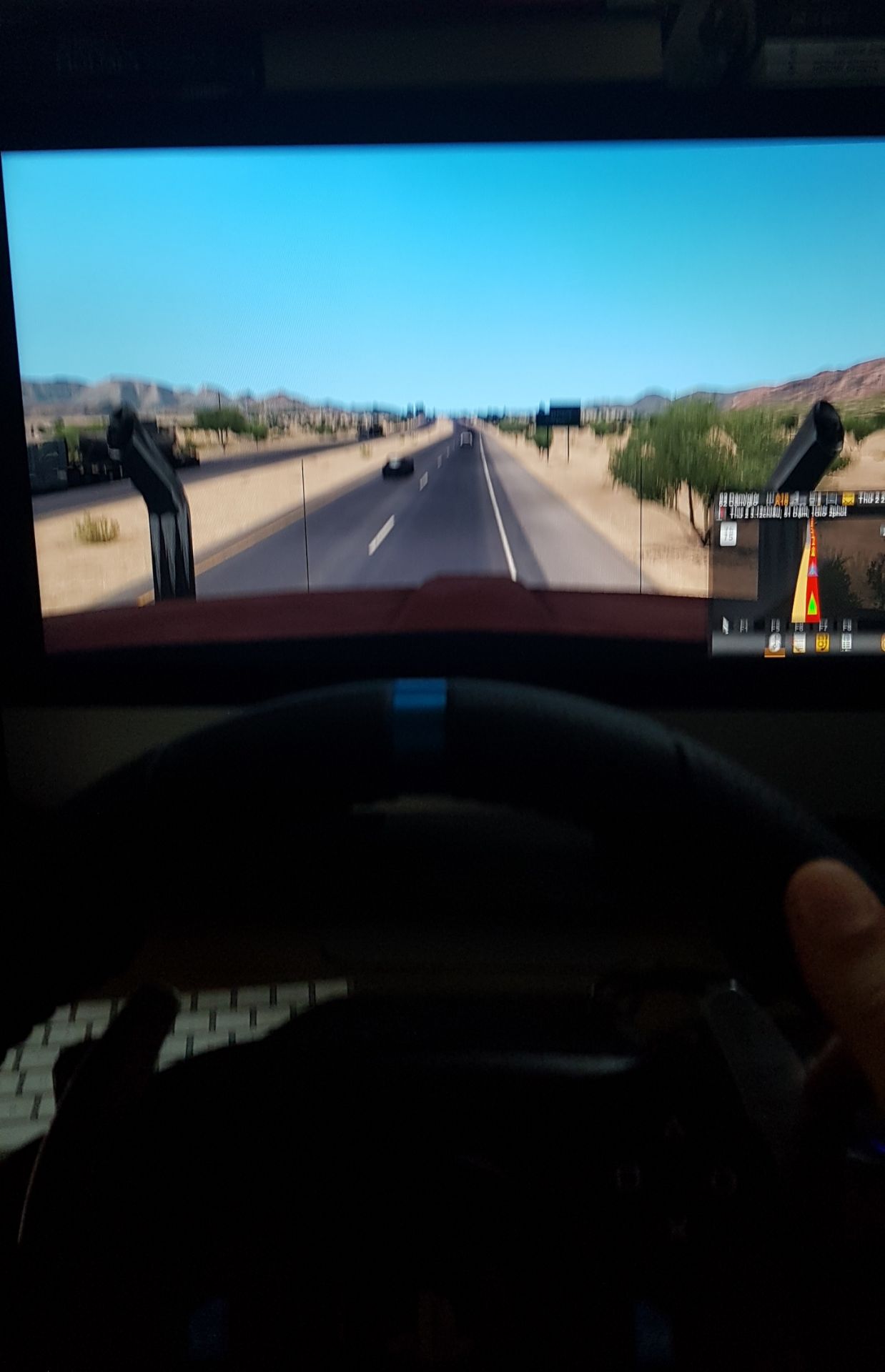 Hàng chính hãng, hơi khó cài để đua xe cho iMac nhưng mày mò 2 ngày rồi cũng xong. Chơi game Euro Truck và DiRT Rally xuất sắc luôn, xe chạy qua ổ gà, vô lăng cũng rung theo như thật, chạy xe đầu kéo vòng quanh Châu Âu đồ họa như thật. Tóm lại xứng đáng để mua.